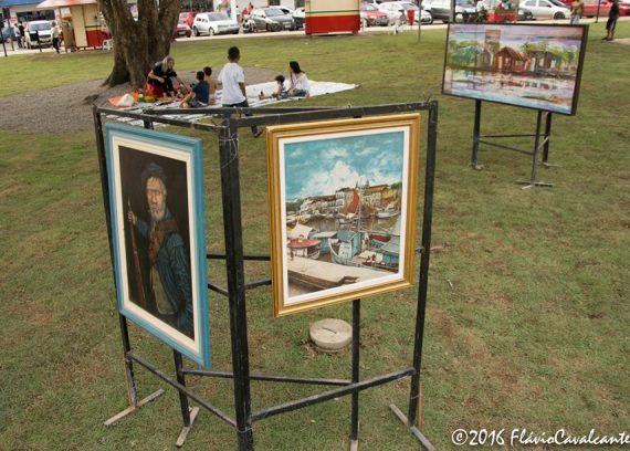 Na revitalizada Praça Veiga Cabral os artistas plásticos expoem suas obras