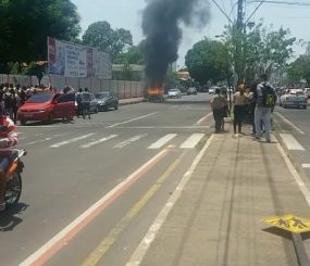 Vídeo – Carro pega fogo na frente da escola Alexandre Vaz Tavares