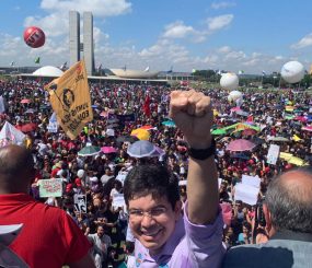 Em Brasília, senador Randolfe participou do protesto