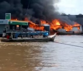 Agora – Barcos pegam fogo no Igarapé da Fortaleza