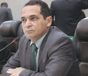 Paulo Lemos quer prestação de contas das secretarias da Educação e Infraestrutura