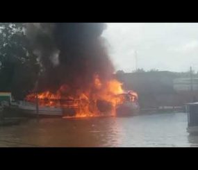 Vídeo – Incêndio atinge vários barcos