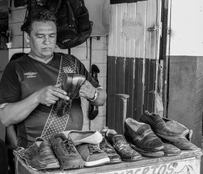 O sapateiro que trabalha no Mercado Central há 35 anos