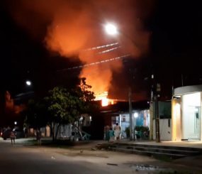 Vídeo – Incêndio agora no bairro Jesus de Nazaré