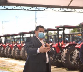 Davi entrega veículos para limpeza de municípios do Amapá
