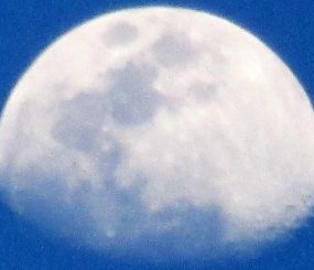 A Lua agora