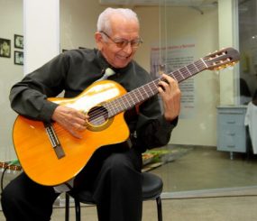 Mestre Nonato Leal chega aos 93 anos lúcido, atuante e com muito amor pela vida e música.