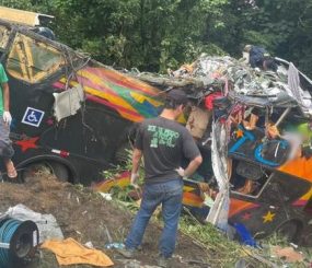 Ônibus de turismo que saiu do Pará cai em despenhadeiro. Dezenove pessoas morreram