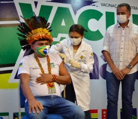 Covid – Enfermeira, idosa e índio Tyrió são os primeiros vacinados no Amapá