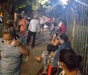 Fila para tomar vacina – Em pé ou sentados no chão idosos passarão a noite na frente de um posto de vacinação