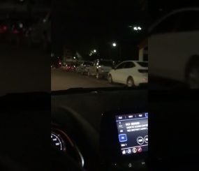 Que sacrifício! Idosos passarão a noite na fila para tomar vacina amanhã. Veja o vídeo