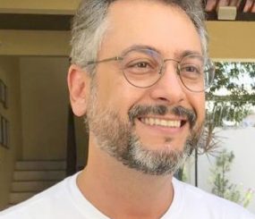 Ex-prefeito Clécio mudou-se de mala, cuia e violão, temporariamente para Santana