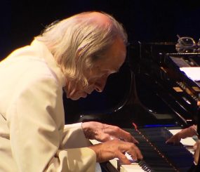 O mundo está menos musical. Morreu hoje João Carlos Assis Brasil, um dos maiores pianistas