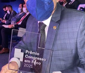 Mais uma vez Randolfe ganha o prêmio de Melhor Senador do Brasil