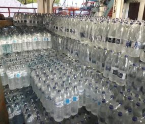 Mais 1.300 fardos de água mineral para as comunidades do Bailique