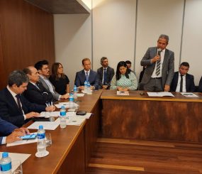 Randolfe promove encontro de trabalho com relator-geral do orçamento, prefeitos e parlamentares amapaenses