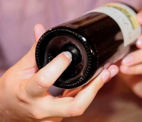 Os vinhos em garrafa com buraco fundo são melhores?